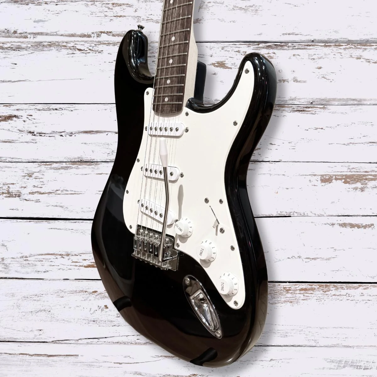 *USED* COSMETIC DAMAGE w/ GIG BAG* Squier Affinity Stratocaster | Black - Image 2