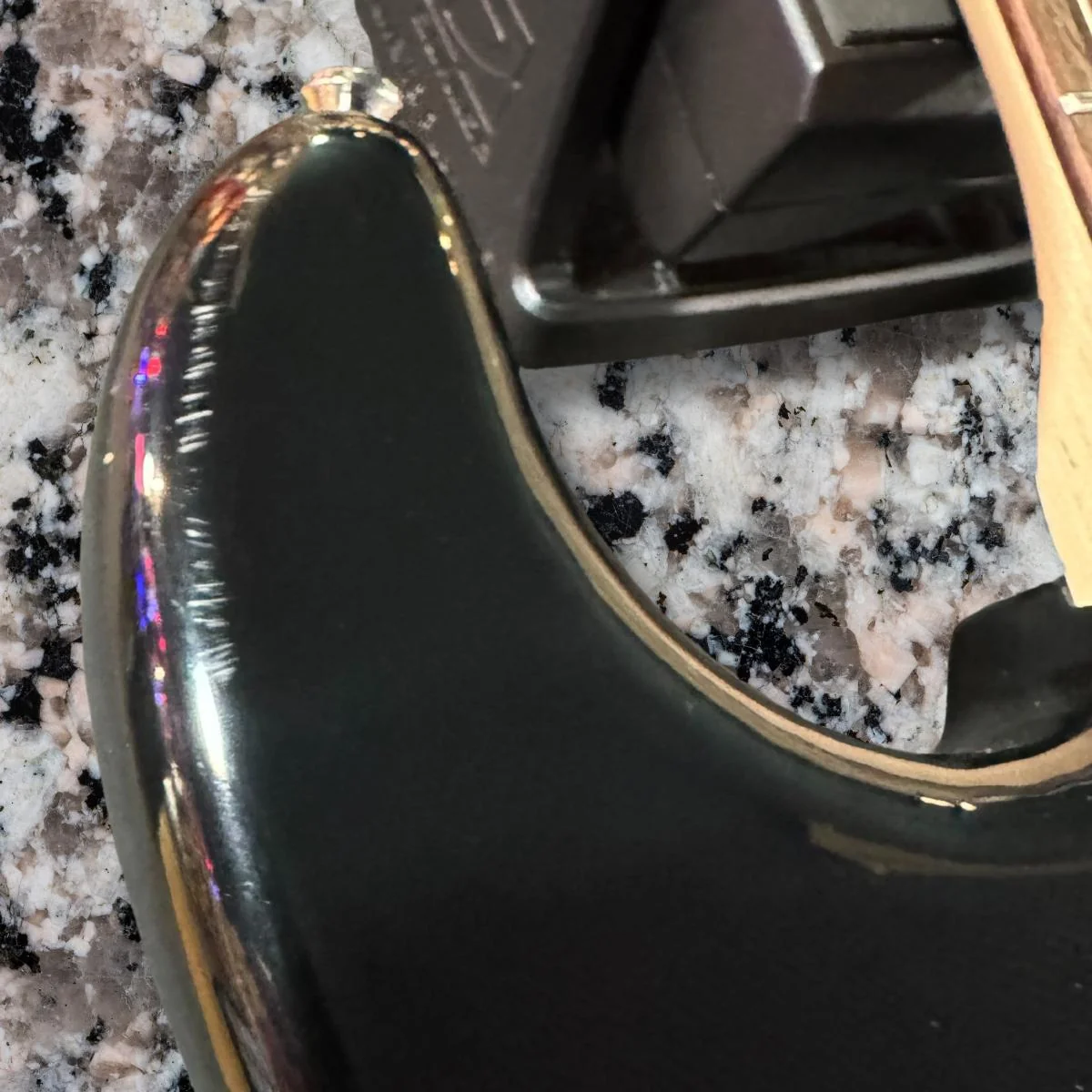 *USED* COSMETIC DAMAGE w/ GIG BAG* Squier Affinity Stratocaster | Black - Image 4